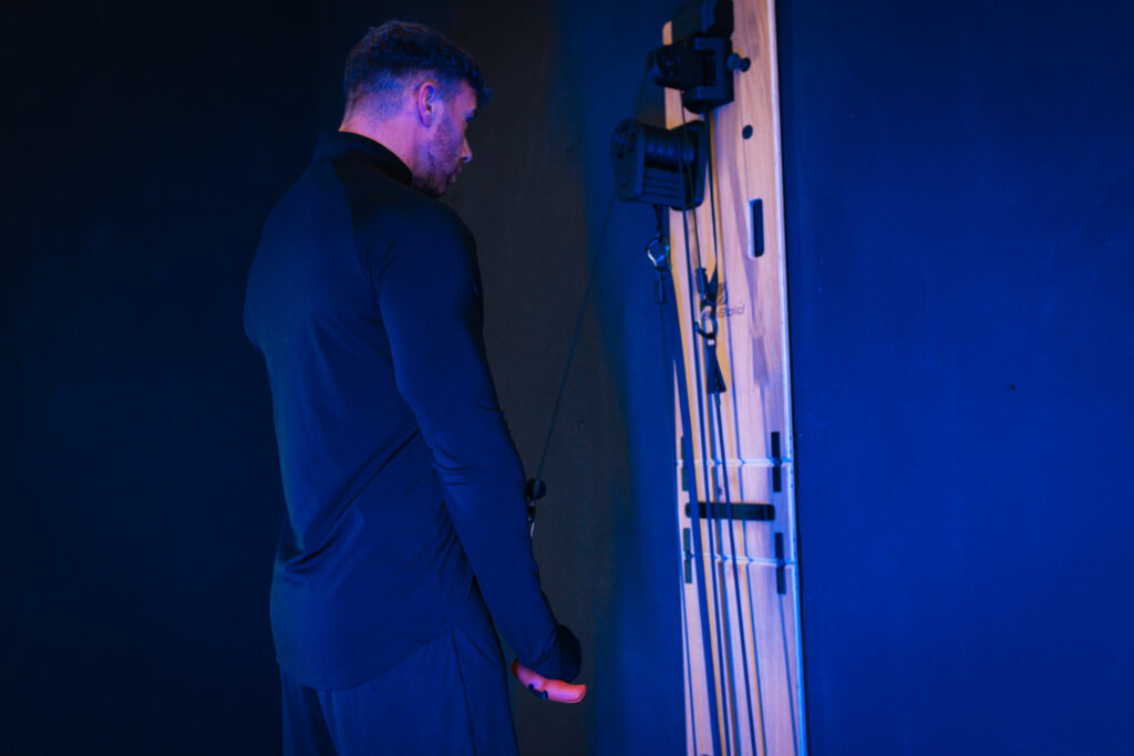 Trizeps-Pushdown am BeBold Wallgym – Endposition, Unterarme gestreckt