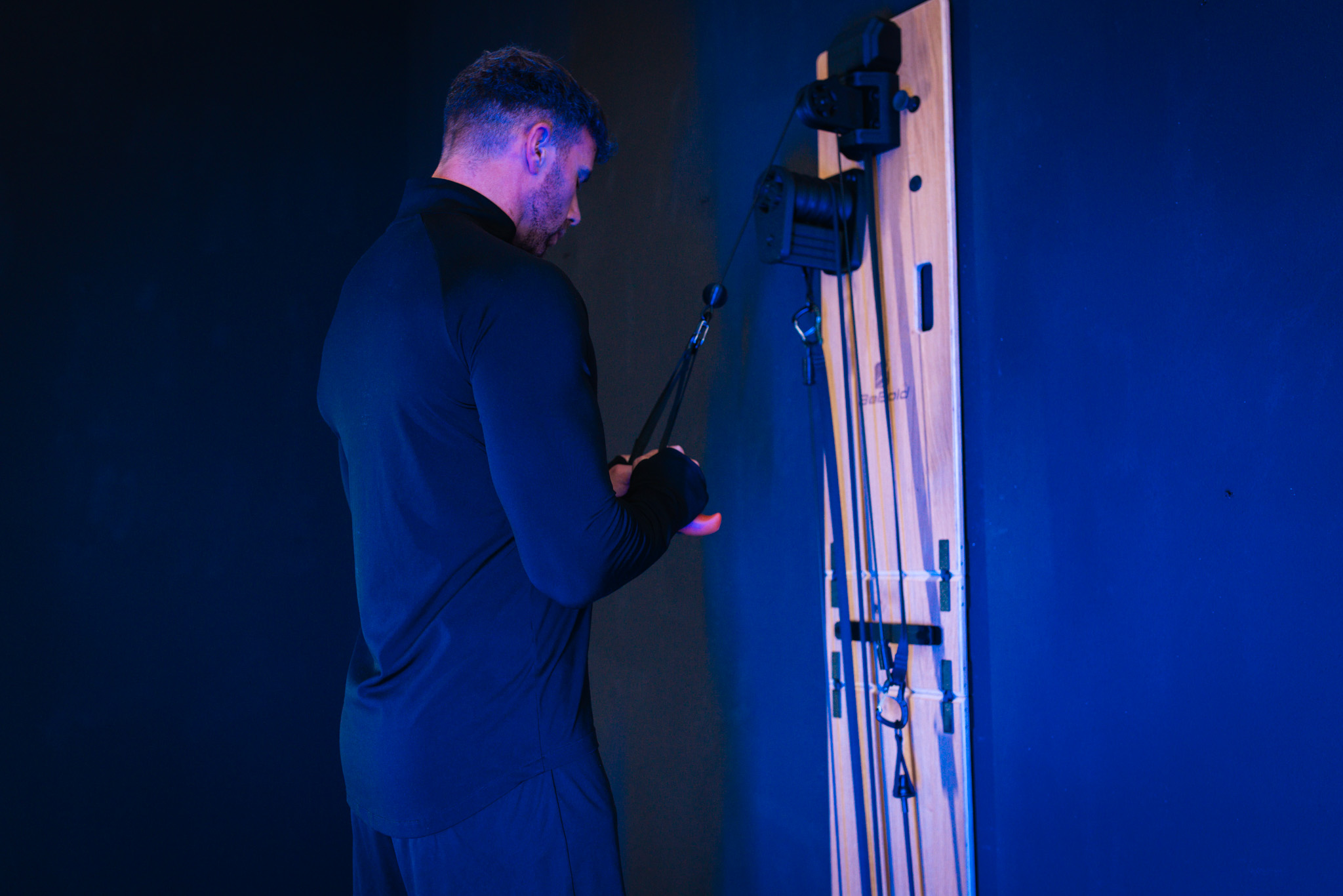 Trizeps-Pushdown am BeBold Wallgym – Startposition (Zugrichtung von oben)