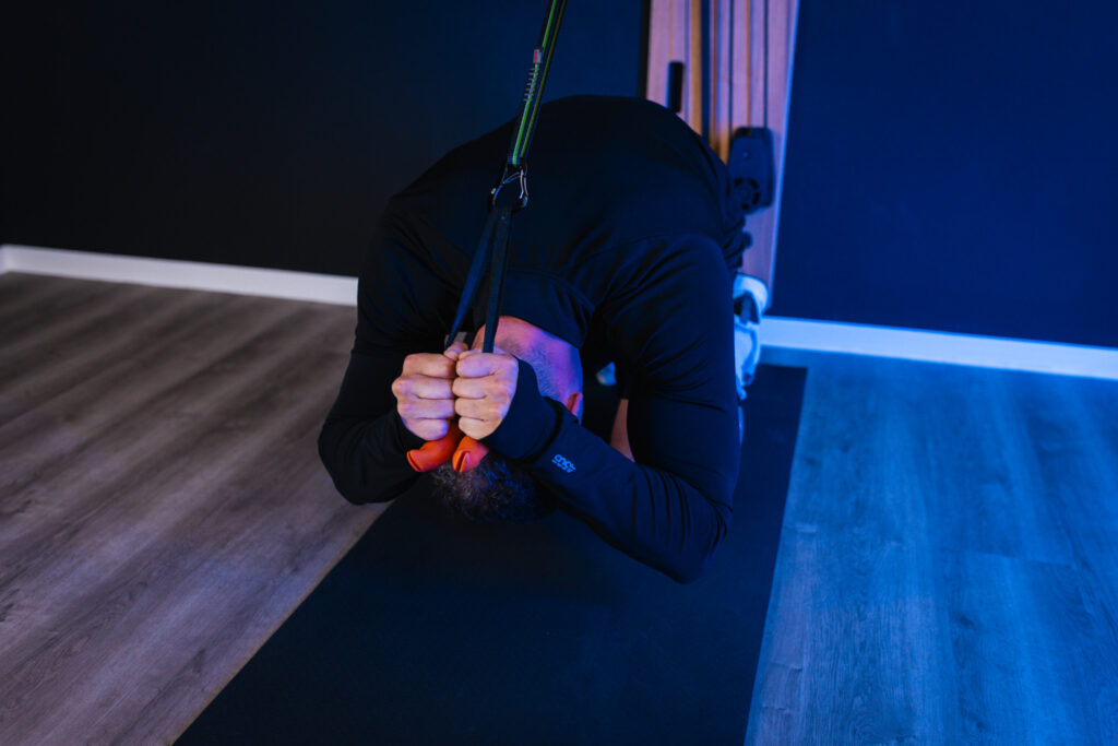 Cable Crunch (kniend) am BeBold Wallgym – Endposition