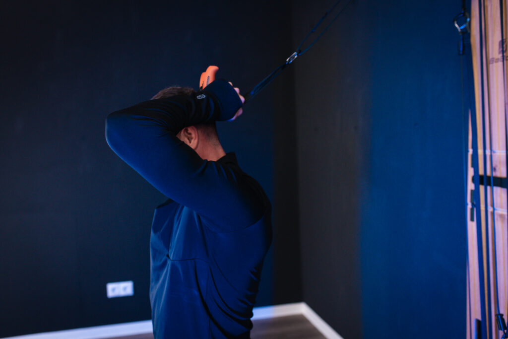 Cable Crunch (kniend) am BeBold Wallgym – Startposition