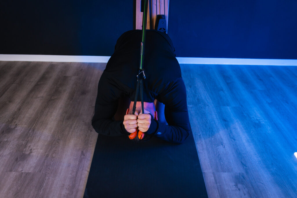 Cable Crunch (kniend) am BeBold Wallgym – Endposition