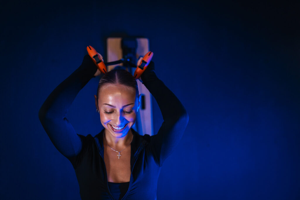 Overhead-Trizeps-Extension am BeBold Wallgym – Startposition (Zugrichtung von oben)
