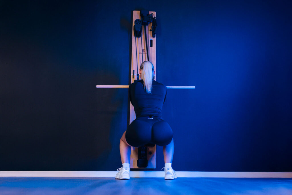 Frontkniebeuge mit Stange am BeBold Wallgym – Startposition (Zugrichtung von unten)