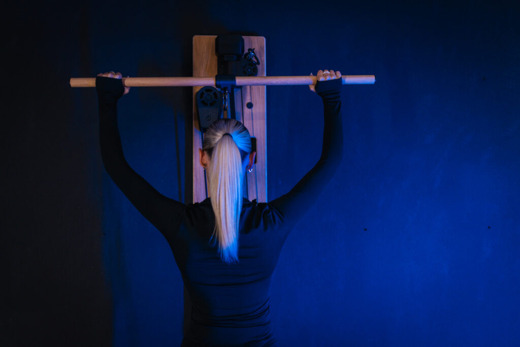 Schulterdrücken mit Stange am BeBold Wallgym – Endposition über Kopf