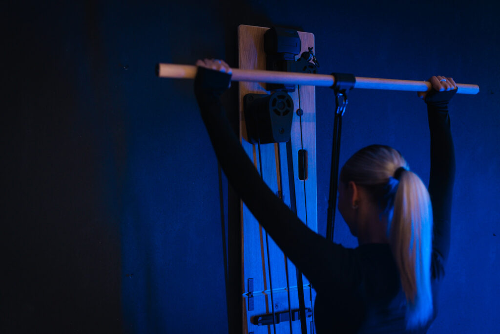 Schulterdrücken mit Stange am BeBold Wallgym – Endposition über Kopf