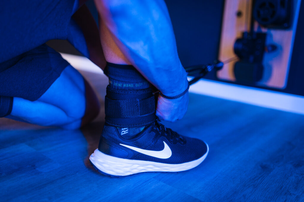 Glute Kickback am BeBold Wallgym – Befestigung der Fußschlaufen
