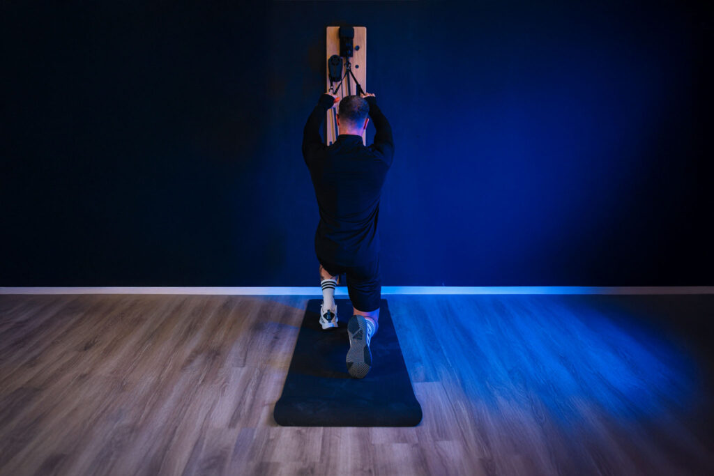 Kniender Latzug am BeBold Wallgym – Startposition (Zugrichtung von oben)