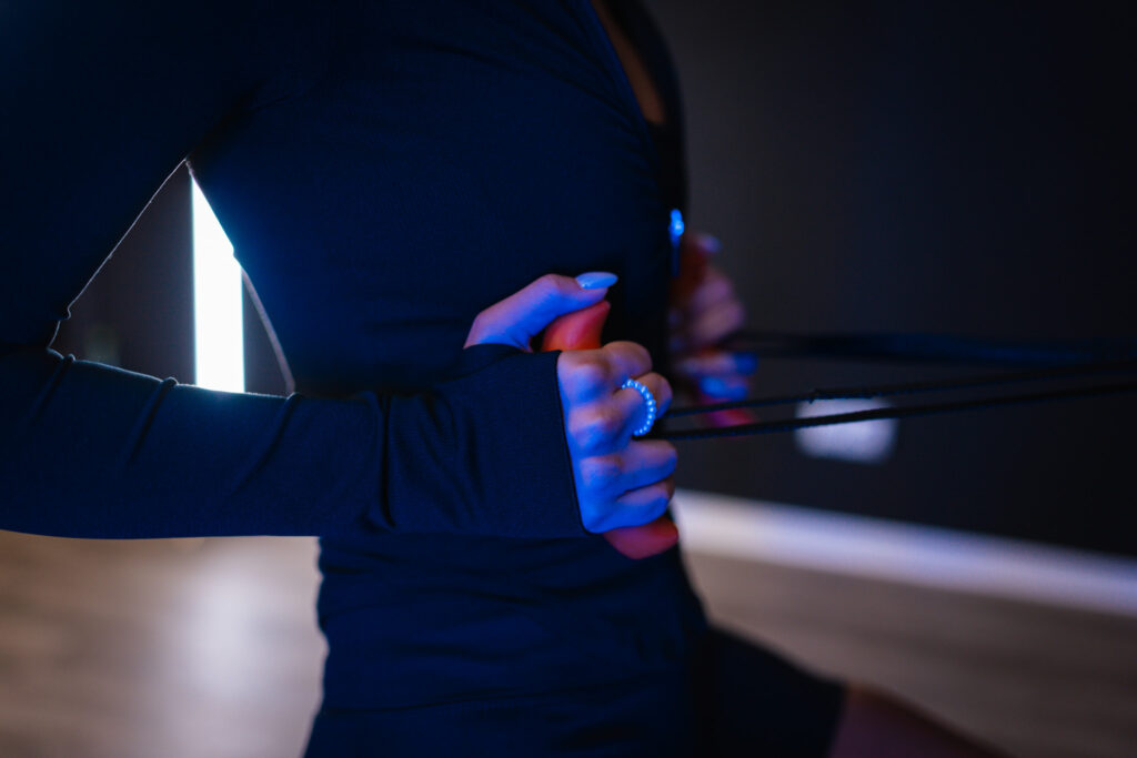 Rudern am Kabel am BeBold Wallgym – Endposition an der Taille