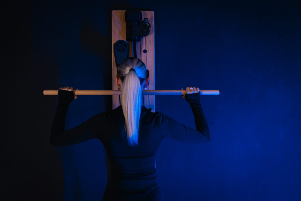 Schulterdrücken mit Stange am BeBold Wallgym – Startposition (Zugrichtung von unten)