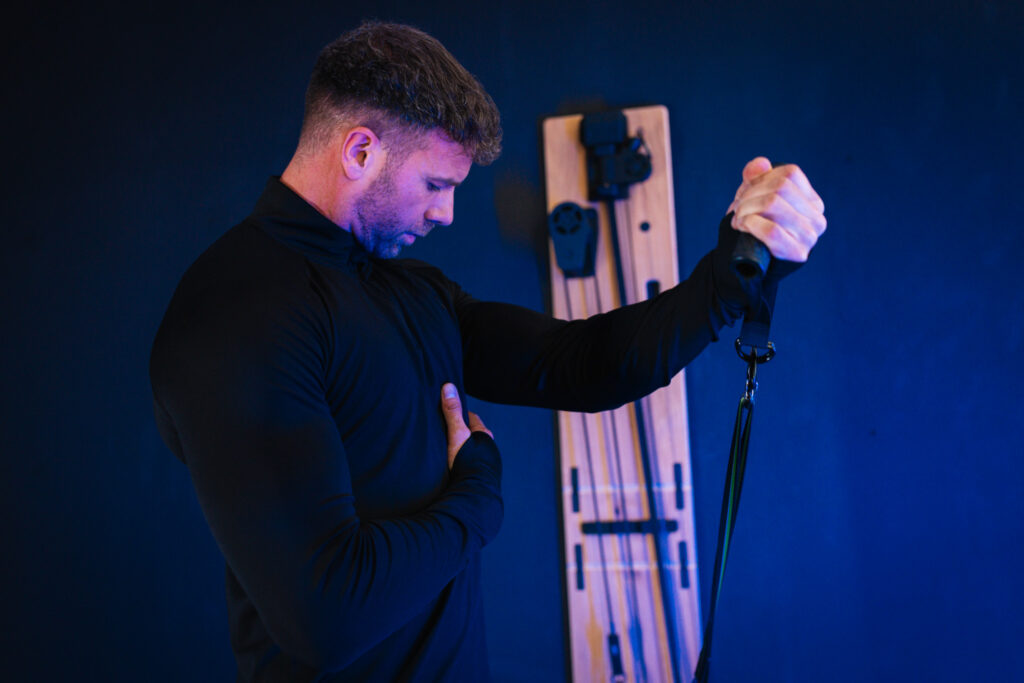 Cable Fly low→high am BeBold Wallgym – Startposition (Zugrichtung von unten)