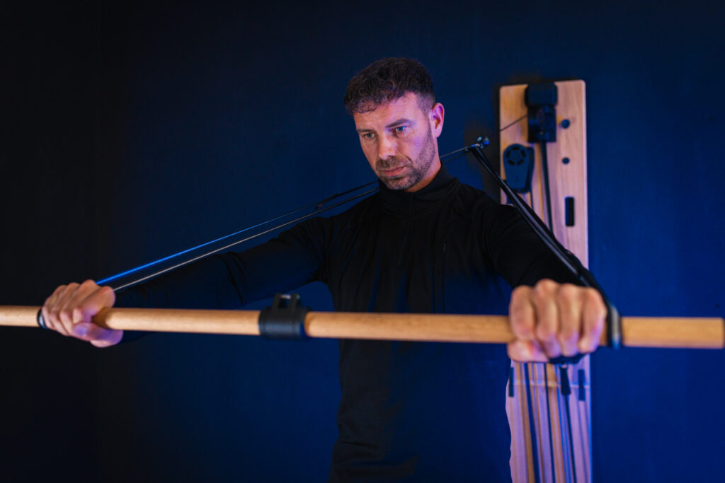 Brustdrücken mit Stange am BeBold Wallgym – Startposition (Zugrichtung von oben)