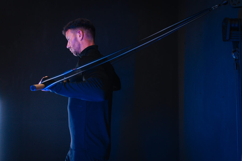 Brustdrücken mit Stange am BeBold Wallgym – Endposition vor dem Körper