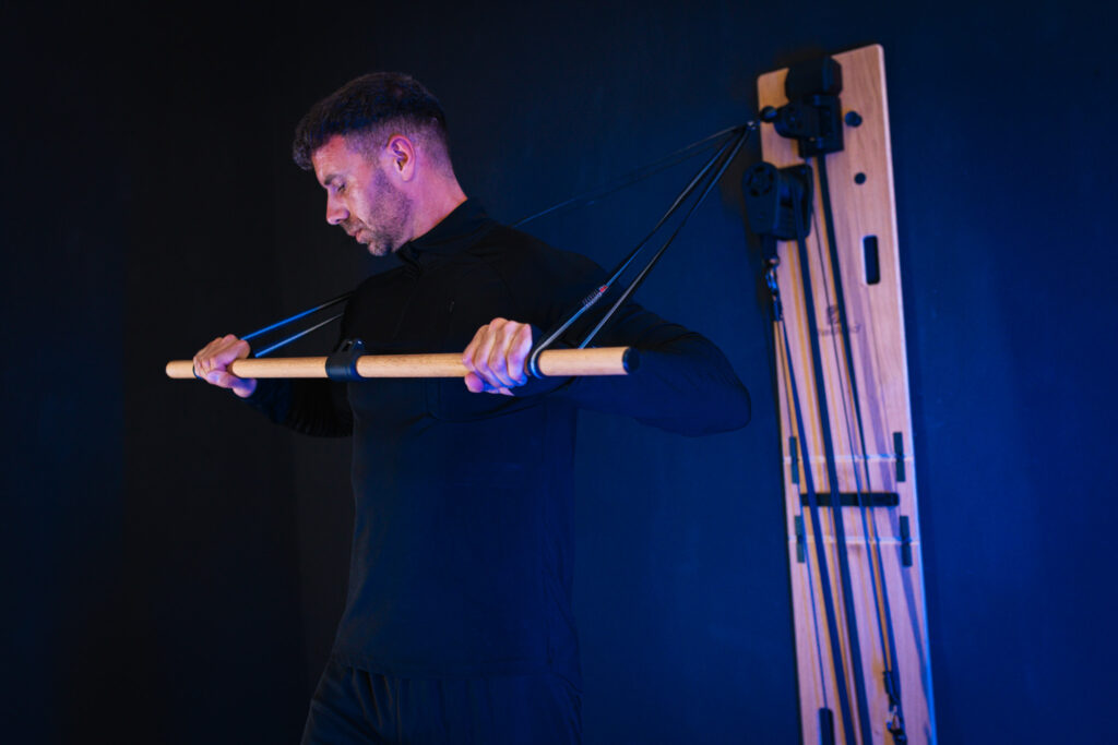 Brustdrücken mit Stange am BeBold Wallgym – Endposition vor dem Körper