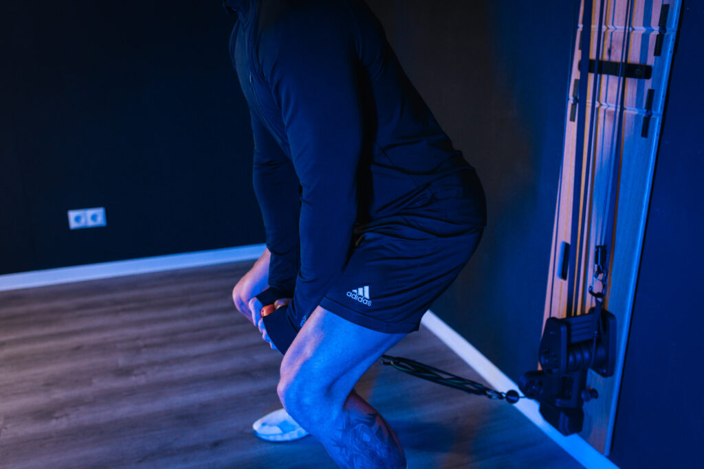 Cable Pull-Through am BeBold Wallgym – Endposition in Hüftextension