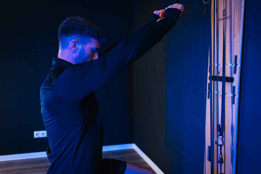 Kniender Latzug am BeBold Wallgym – Startposition (Zugrichtung von oben)