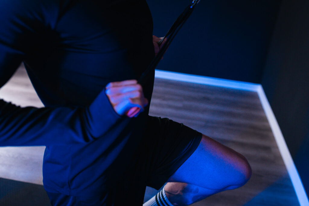 Kniender Latzug am BeBold Wallgym – Endposition an der oberen Brust